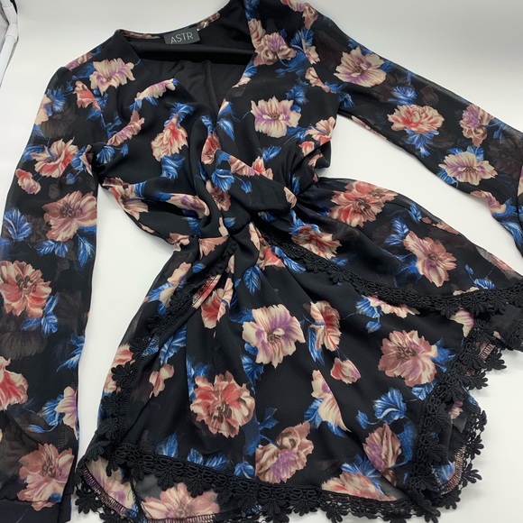 ASTR long sleeve romper black floral sz XS - Picture 2 of 5